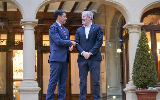 El lehendakari, Imanol Pradales (i), se reúne con el presidente de Canarias, Fernando Clavijo (d), en Ajuria Enea, 2024.