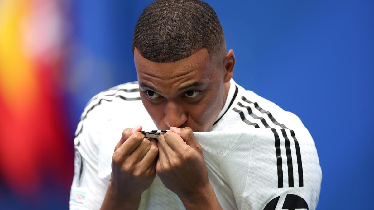 Kylian Mbappé besa el escudo de su nuevo equipo, el Real Madrid