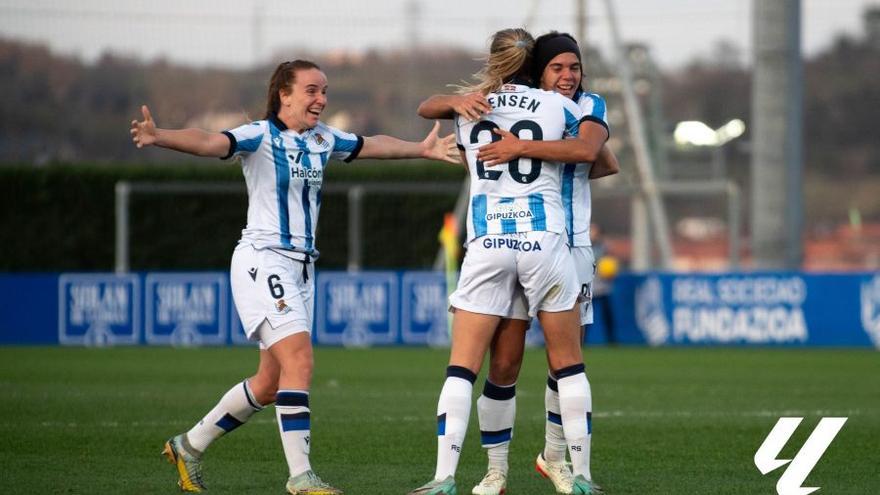 Etxezarreta, Jensen y Andreia celebran el gol de la noruega. / LALIGA