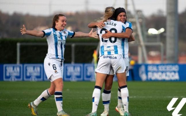 Etxezarreta, Jensen y Andreia celebran el gol de la noruega. / LALIGA
