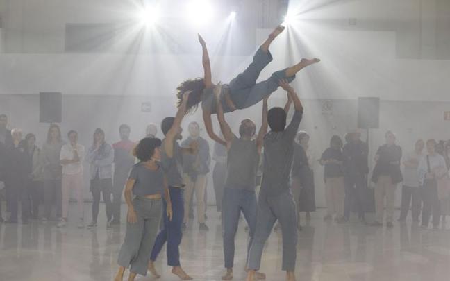 Momento del especáculo ‘EzBerdin Berdinak’ creado por Kukai y Eusko Ikaskuntza.