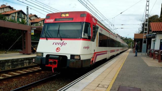 Un tren a su paso por el municipio de Arrigorriaga