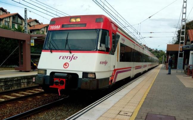 Un tren a su paso por el municipio de Arrigorriaga