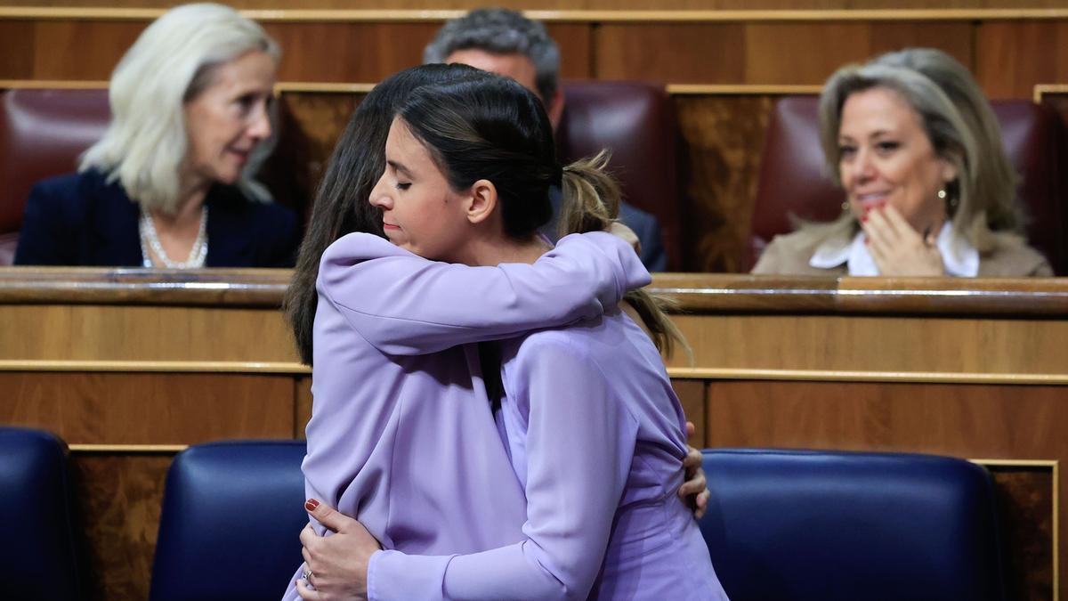Las ministras de Igualdad y de Derechos Sociales, Montero y Belarra, se abrazan durante el pleno celebrado ayer en el Congreso.