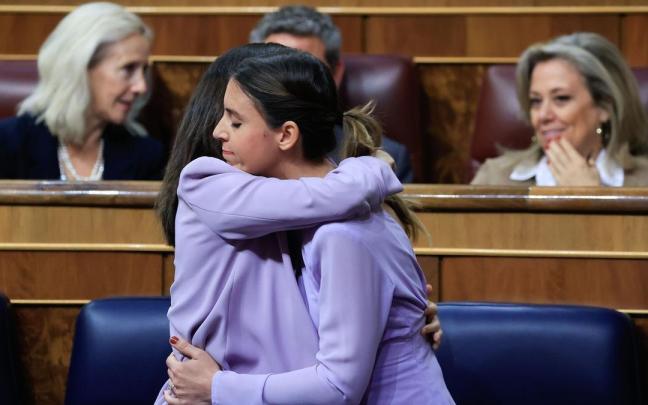 Las ministras de Igualdad y de Derechos Sociales, Montero y Belarra, se abrazan durante el pleno celebrado ayer en el Congreso.