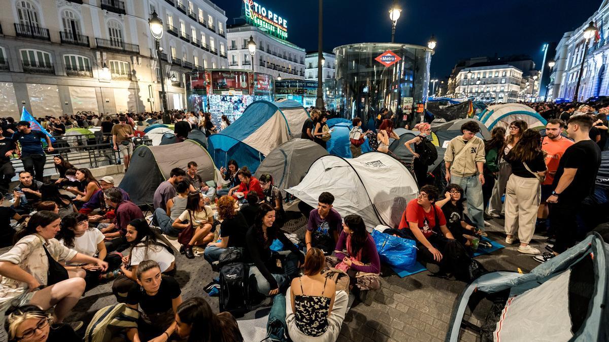 En imágenes: La acampada de Sol cumple su cuarta noche decidida a continuar presionando