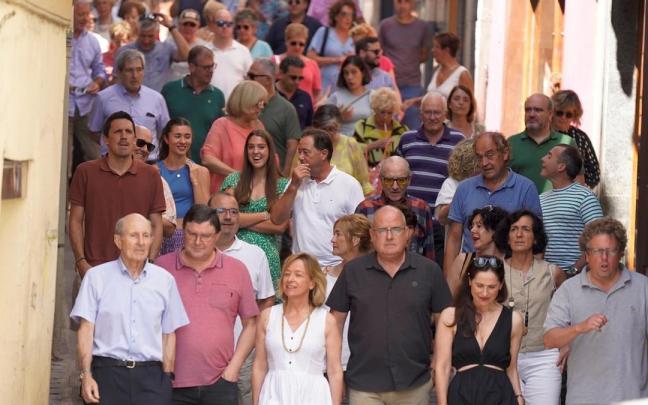 Joseba Egibar, con cargos institucionales e internos del PNV, ayer en Mutriku.