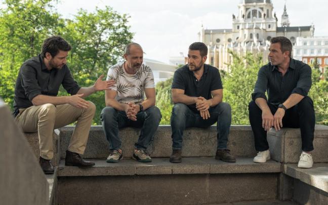Imagen de la segunda temporada de la serie ‘Machos Alfa’, con Gorka Otxoa, Fele Martínez, Raúl Tejón y Fernando Gil / MANUEL FIESTAS/NETFLIX Imagen de la segunda temporada de la serie ‘Machos Alfa’, con Gorka Otxoa, Fele Martínez, Raúl Tejón y Fernando Gil