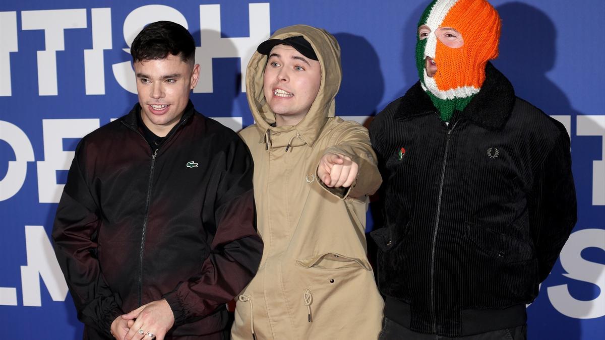 Los integrantes de la banda de Belfast, Kneecap.