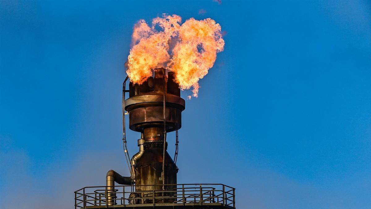 Una chimenea en una planta de tratamiento de crudo.