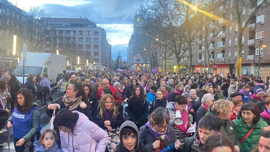 En imágenes: arranca la manifestación multitudinaria del 8M en Vitoria: "Nos queremos libres y vivas"