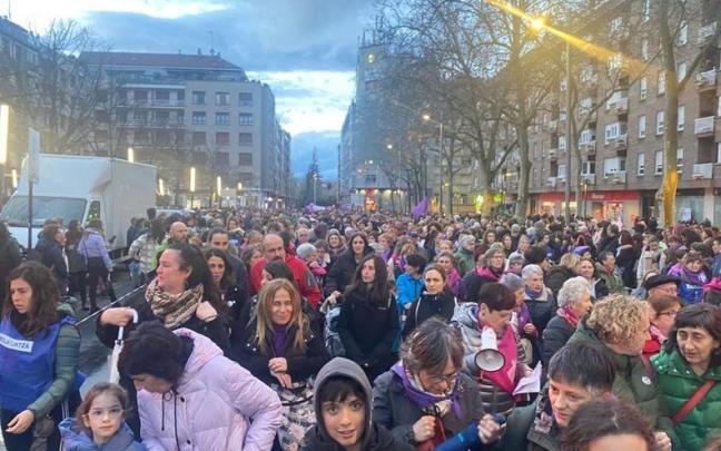 En imágenes: arranca la manifestación multitudinaria del 8M en Vitoria: "Nos queremos libres y vivas" En imágenes: arranca la manifestación multitudinaria del 8M en Vitoria: "Nos queremos libres y vivas"
