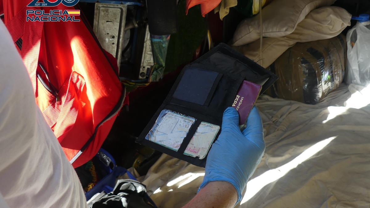 Material requisado por la Policía Nacional tras detener al hombre por agresión sexual a un menor.