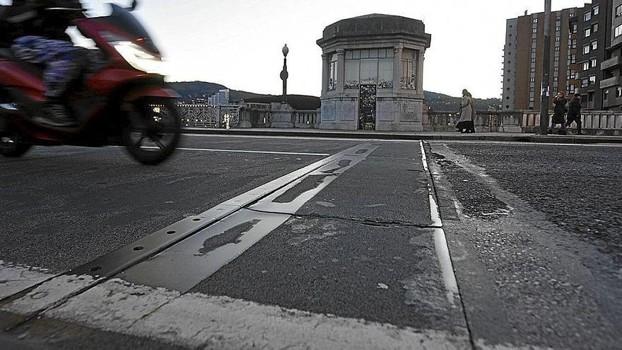 Los trabajos terminarán con las vibraciones en las aceras del puente de Deusto. JM. Martínez. Deia.