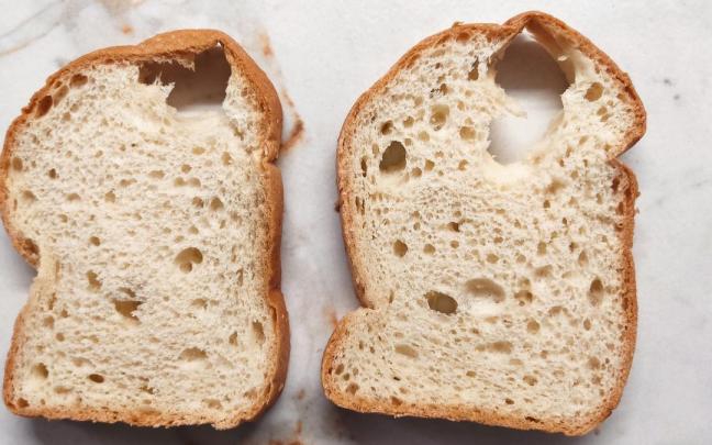 Rebanadas de pan con agujeros motivo de la queja.
