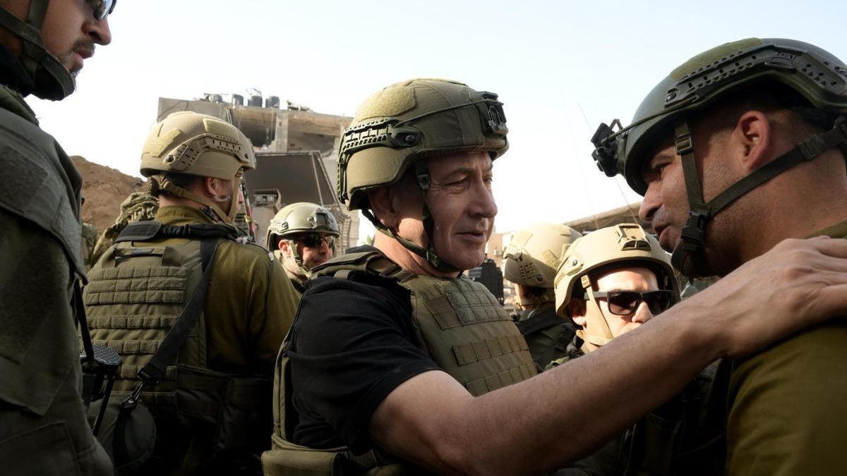 El primer ministro israelí, Benjamín Netanyahu, junto a sus tropas en Gaza.