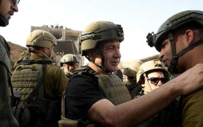 El primer ministro israelí, Benjamín Netanyahu, junto a sus tropas en Gaza. El primer ministro israelí, Benjamín Netanyahu, junto a sus tropas en Gaza.