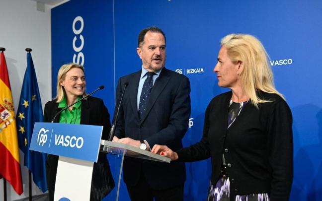 Iturgaiz, ayer con Raquel González y Esther Martínez.