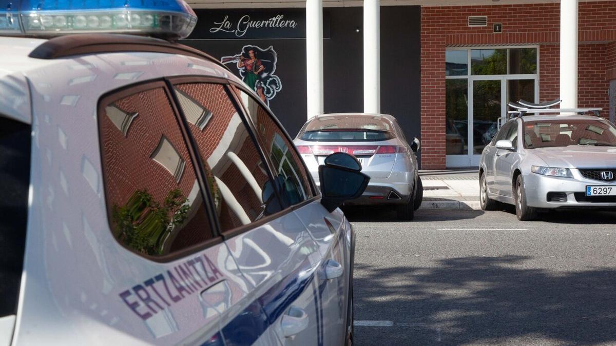 Un coche patrulla en la calle Coronela Ibaibarriaga, lugar de los hechos, este pasado jueves. Foto: Josu Chavarri