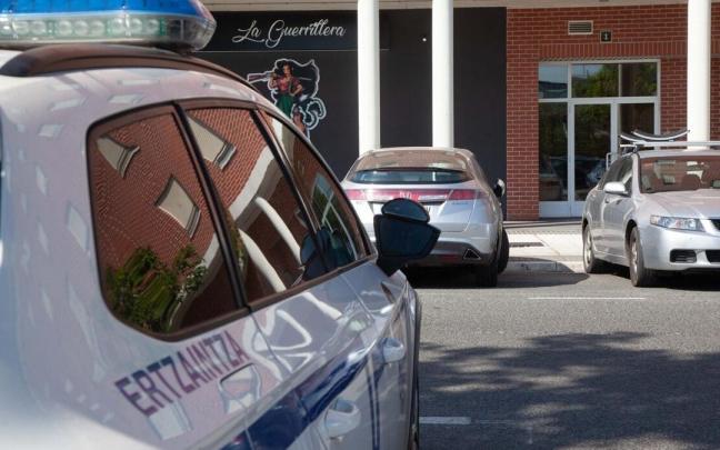 Un coche patrulla en la calle Coronela Ibaibarriaga, lugar de los hechos, este pasado jueves. Foto: Josu Chavarri
