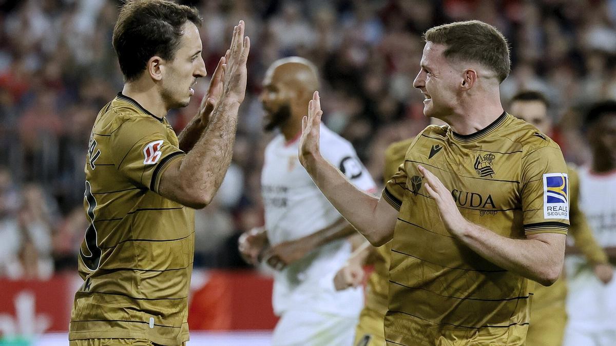 Sergio Gómez y Oyarzabal celebrando el segundo gol. / JOSE MANUEL VIDAL