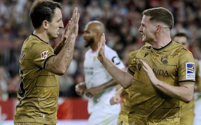 Sergio Gómez y Oyarzabal celebrando el segundo gol. / JOSE MANUEL VIDAL