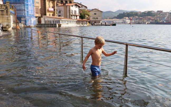 Un niño se baña en la plaza Santiago con mareas vivas