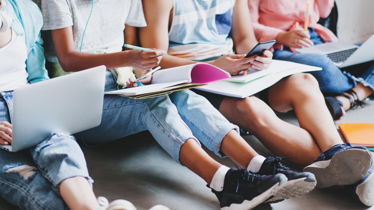 Un grupo de jóvenes estudiando.