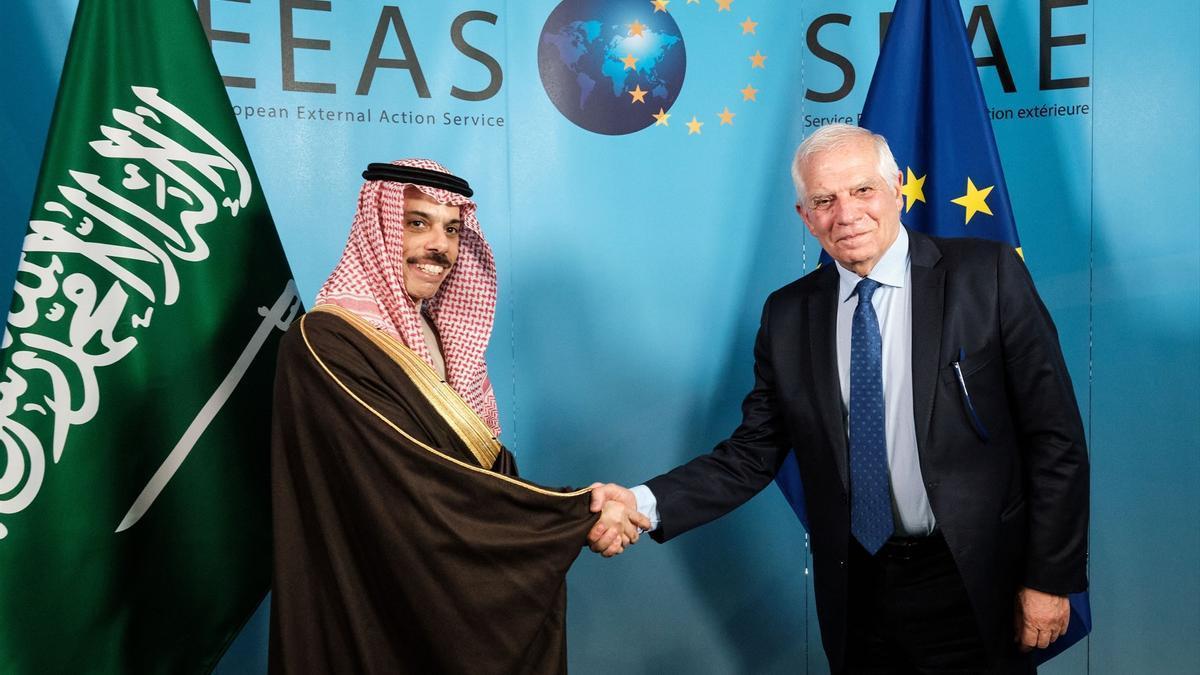 El ministro de Asuntos Exteriores saudí, Faisal bin Farhan, y el alto representante de la UE para Asuntos Exteriores, Josep Borrell, en una foto de archivo.
