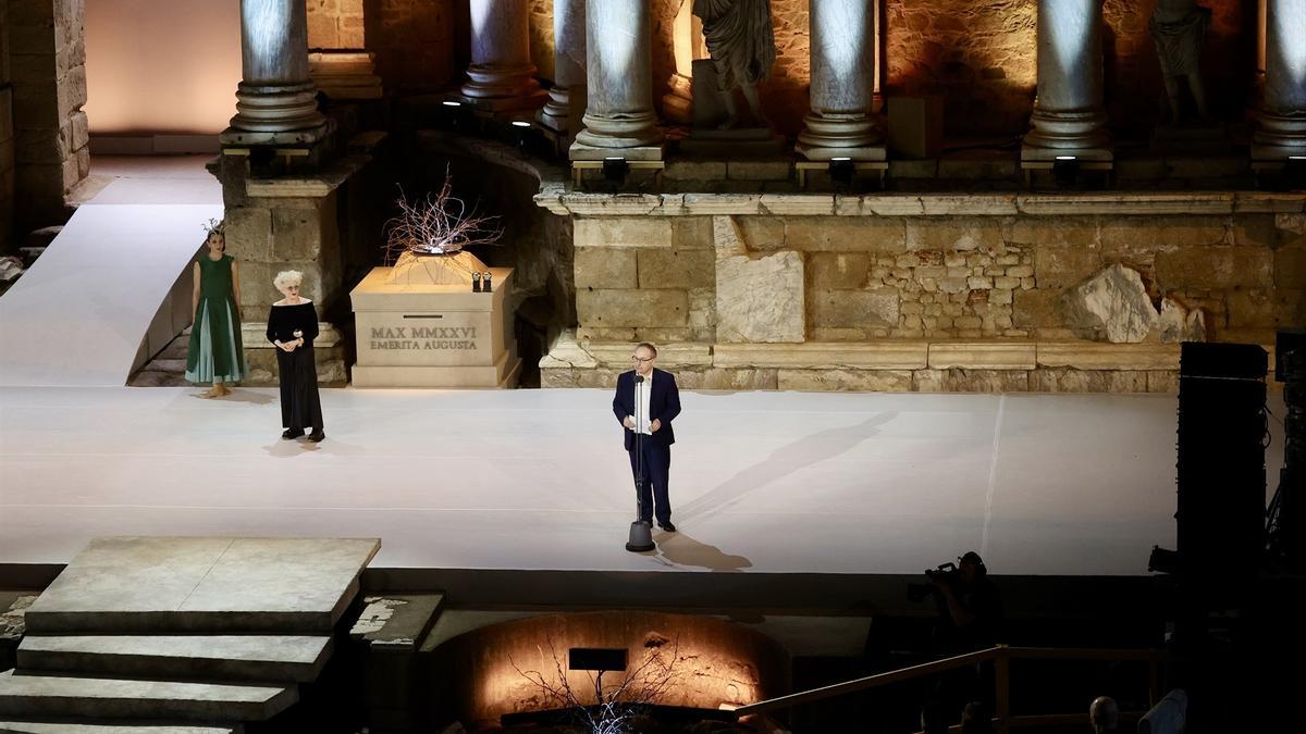 El productor y empresario teatral Jesús Cimarro recibe el 'Premio Max de Honor 2026' durante la gala de entrega.