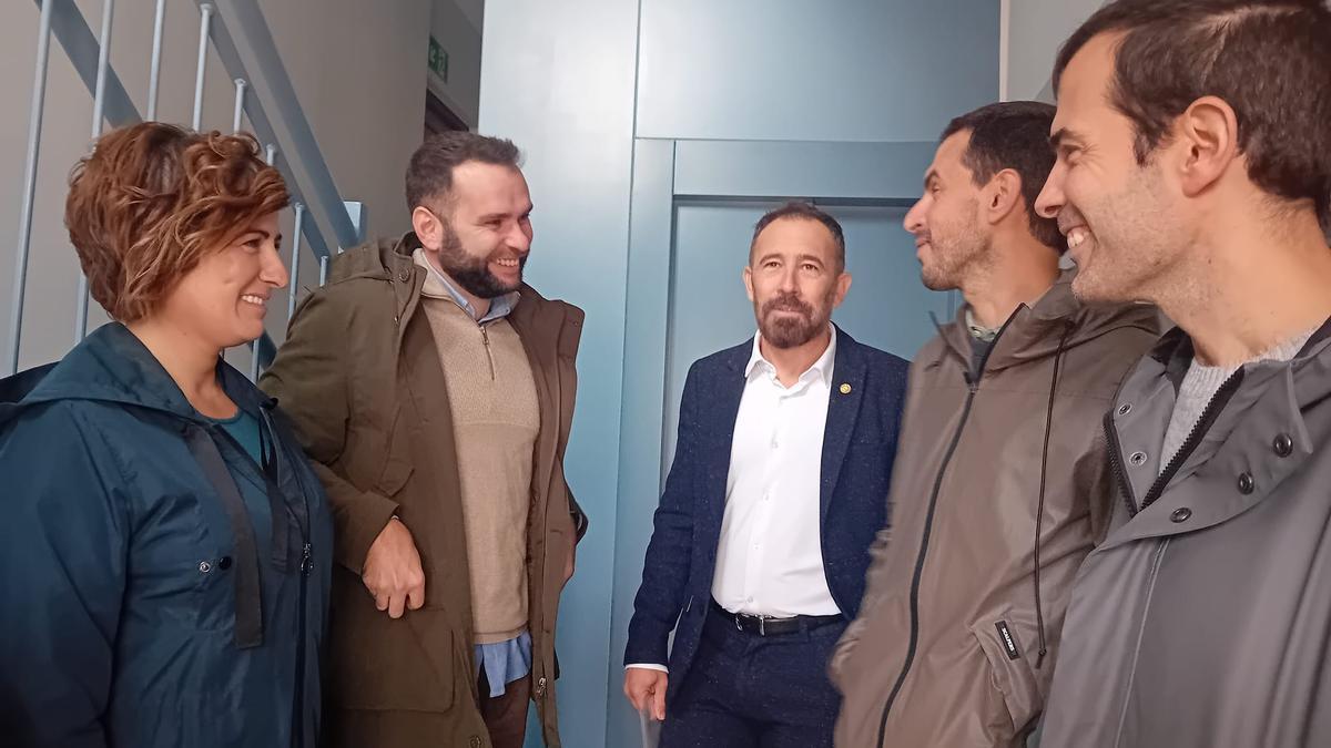 La Directora de Regeneración Urbana, Ana Telleria, el consejero de Vivienda, Denis Itxaso, y el alcalde de Orduña, Iker Santocildes, con personal técnico durante la visita a las obras