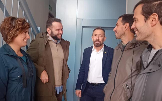 La Directora de Regeneración Urbana, Ana Telleria, el consejero de Vivienda, Denis Itxaso, y el alcalde de Orduña, Iker Santocildes, con personal técnico durante la visita a las obras