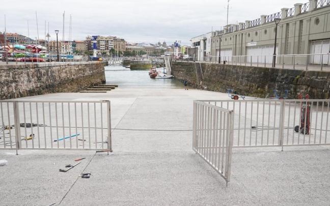 Una valla cierra el acceso a la rampa del puerto