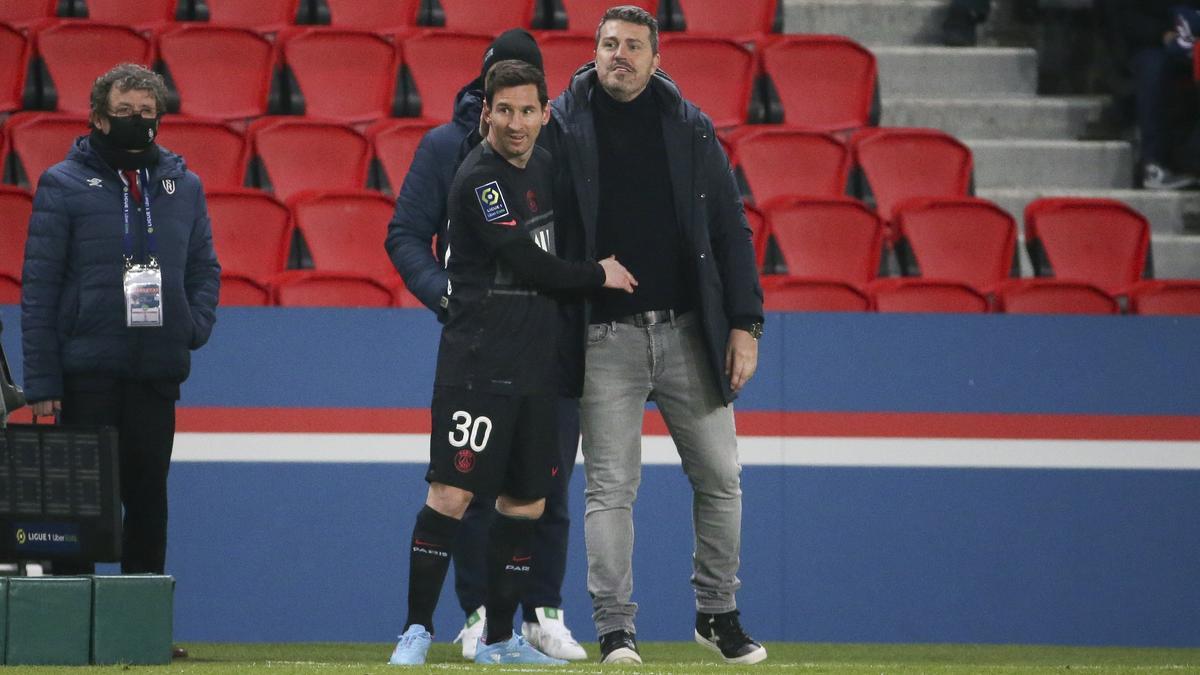 Óscar García se saluda con Leo Messi siendo entrenador de un Reims que se enfrentaba al Paris Saint-Germain.