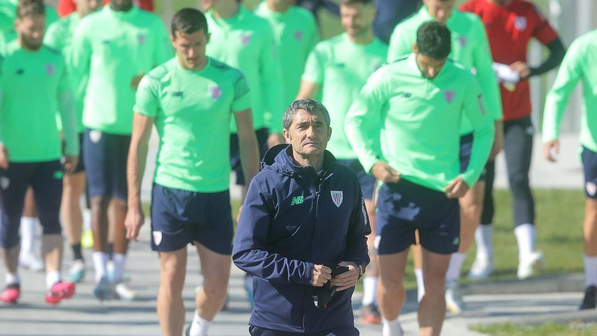 Valverde junto al equipo en el entrenamiento en Lezama