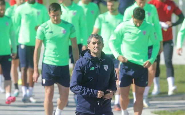 Valverde junto al equipo en el entrenamiento en Lezama Valverde junto al equipo en el entrenamiento en Lezama
