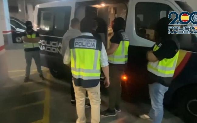 La Policía Nacional detiene a los implicados.