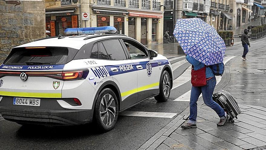 Vehículo patrulla eléctrico de la Policía Local de Gasteiz, ajeno a la información, transitando por la Plaza de la Virgen Blanca. | FOTO: ALEX LARRETXI