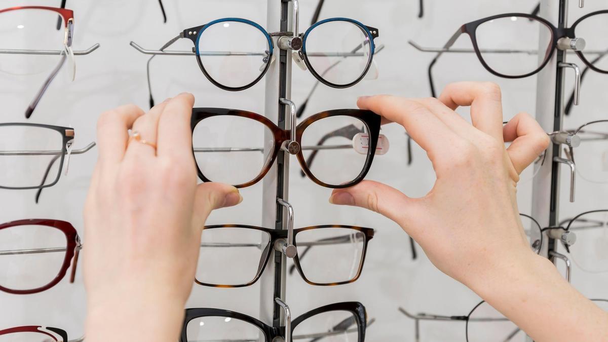 Distintos modelos de gafas en el expositor de una óptica.