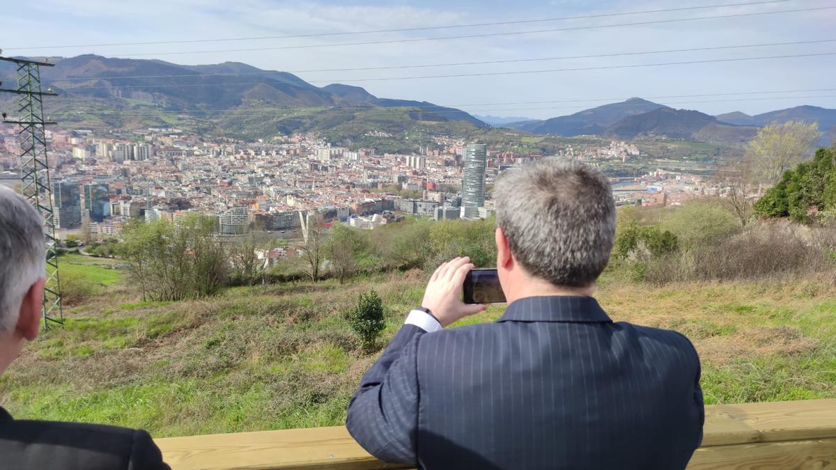 El alcade toma imagenes desde el mirador nuevo construido al lado de la rotonda de Nogaro