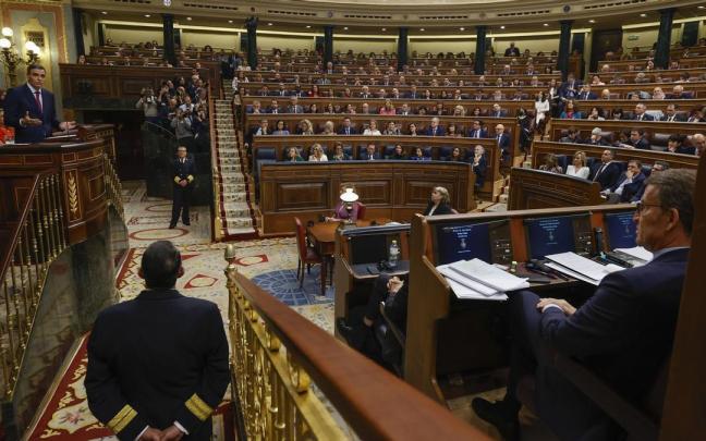 El candidato del PSOE a la investidura, Pedro Sánchez, se dirige a la bancada popular en un momento de su discurso.