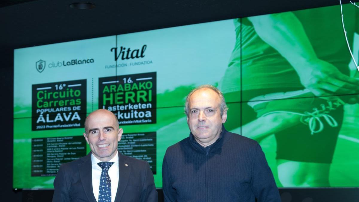 Axier Urresti y Mikel García, durante la presentación de la 16ª edición del Circuito de Carreras Populares de Álava