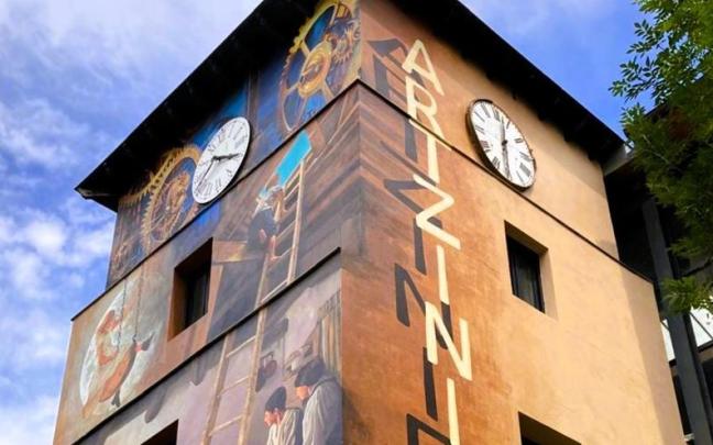 Aspecto de la torre del reloj de la Plaza Garai de Artziniega