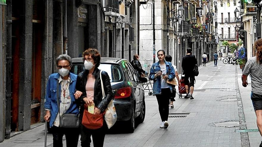 Varias personas en la calle Mayor de Tolosa. | FOTO: M.S.S.