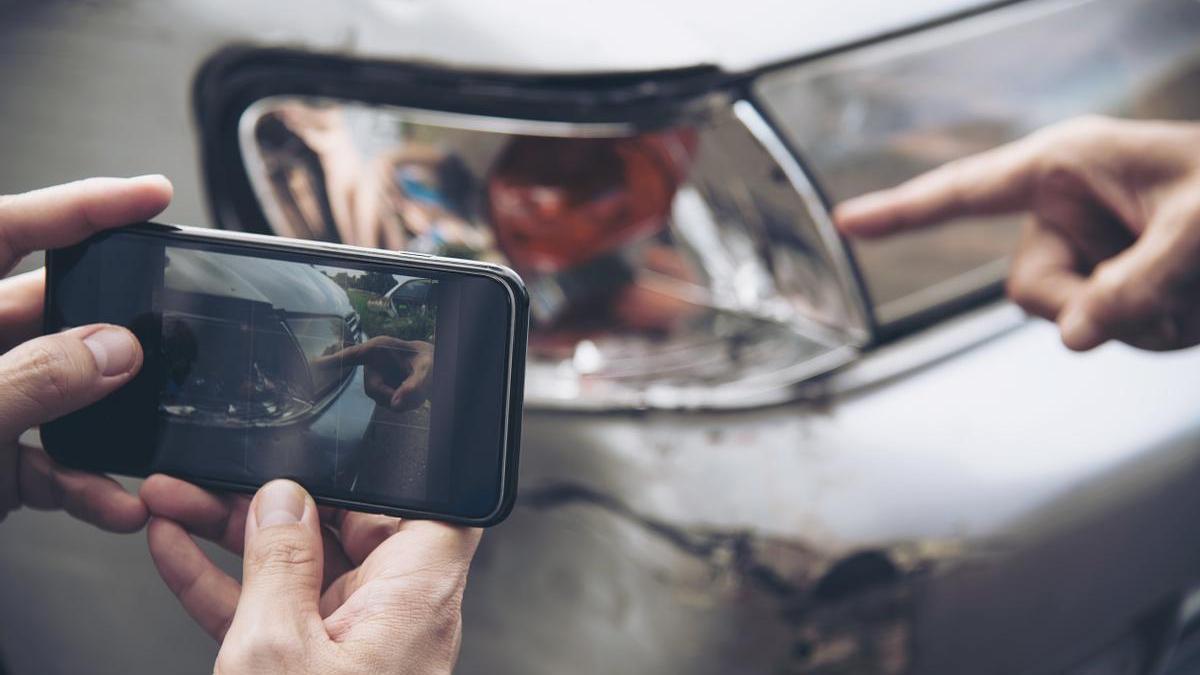 Te dan un golpe en el coche y te dejan una nota: esta es la nueva estafa en la que no debes caer