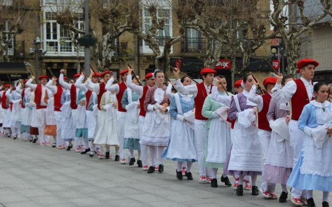 Inude eta Artzainen konpartsa pasa den urtean Irungo Zabaltza plazan.