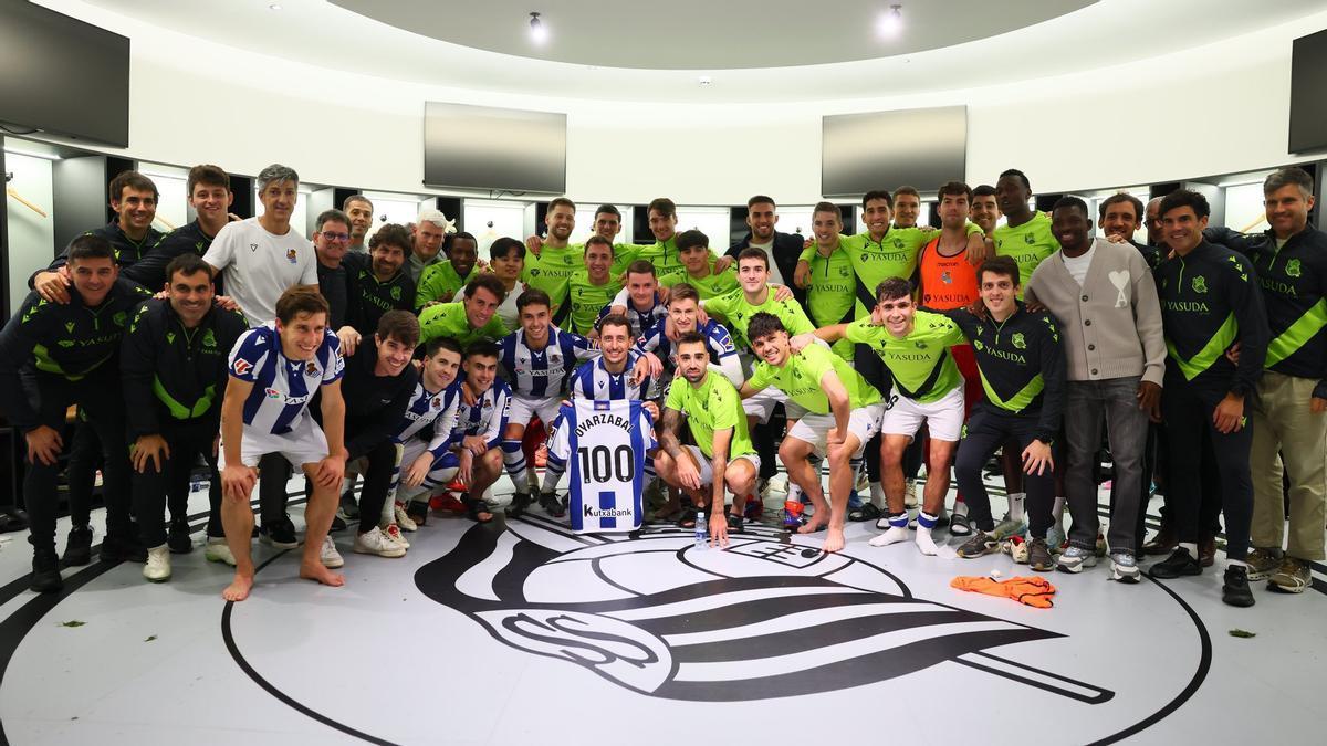 Oyarzabal celebró con sus compañeros y una camiseta especial su gol número 100