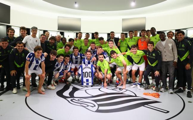 Oyarzabal celebró con sus compañeros y una camiseta especial su gol número 100