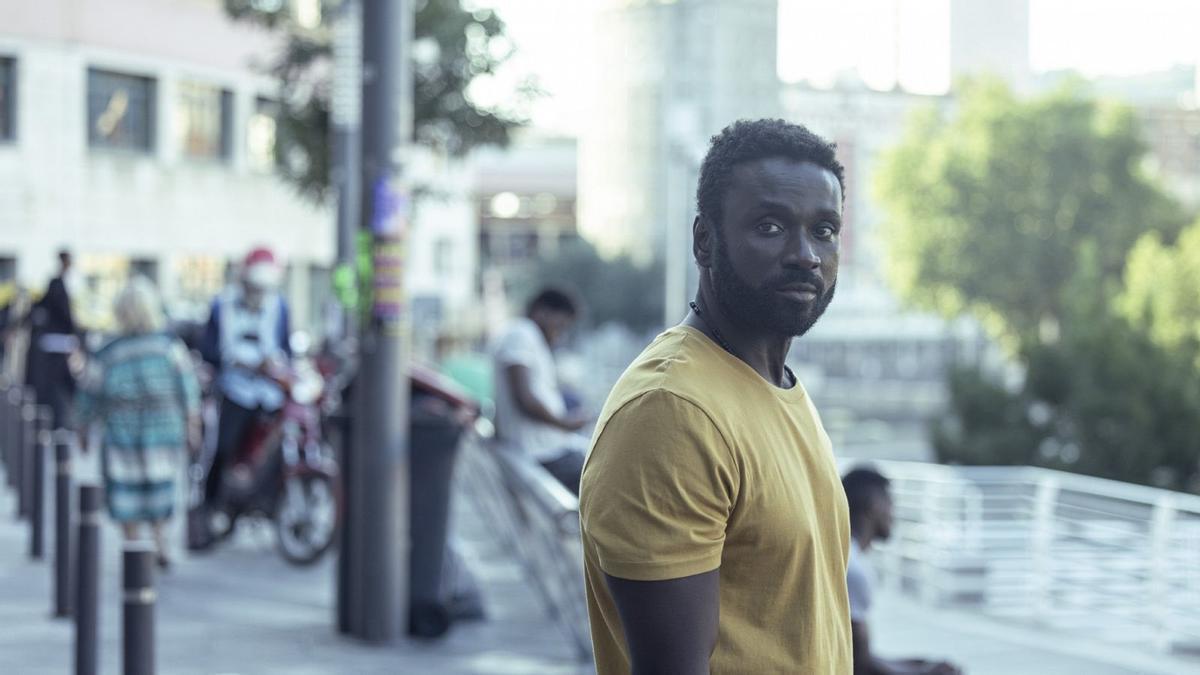 Malcolm Treviño-sitté, en su papel del detective Mahamoud Touré.