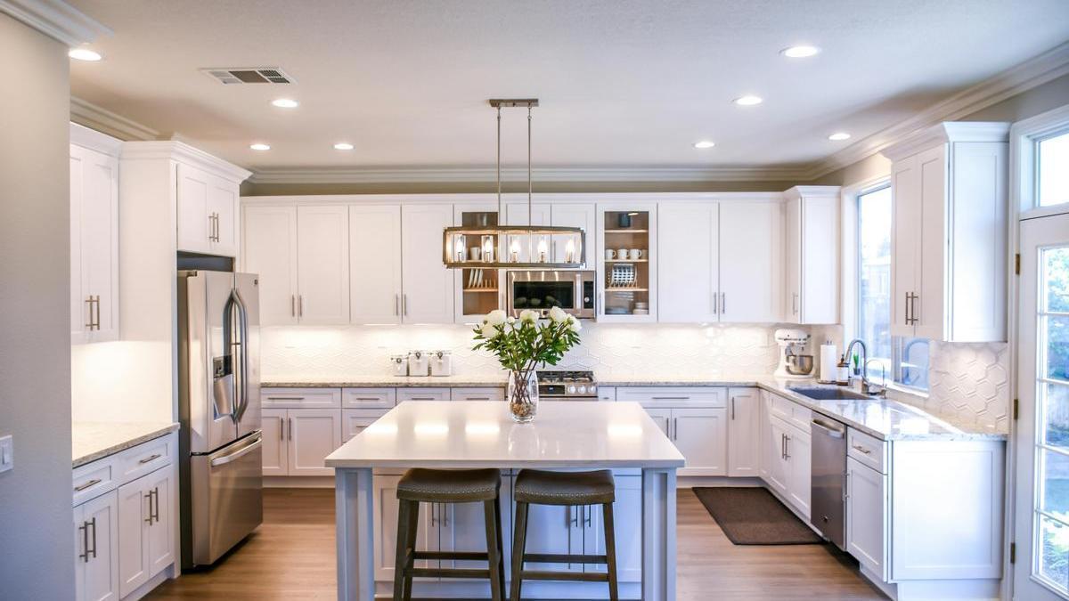Cocina con una lámpara central y una buena iluminación